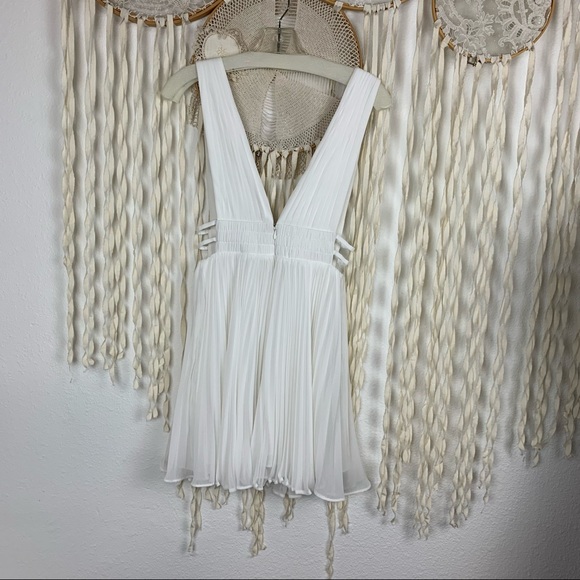 Fame & Partners White Pleated Mini Dress size US/0 - Picture 5 of 10